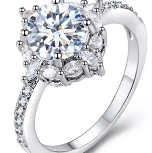 Womens Solitaire Ring - Picture 3 of 8